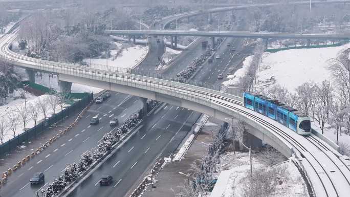 光谷有轨电车雪景