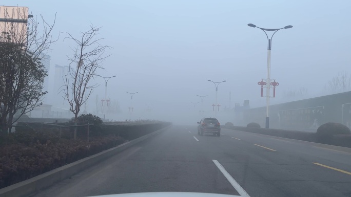 城市道路大雾天气道路行车驾驶
