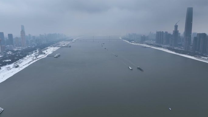 4K航拍武汉长江江滩雪景