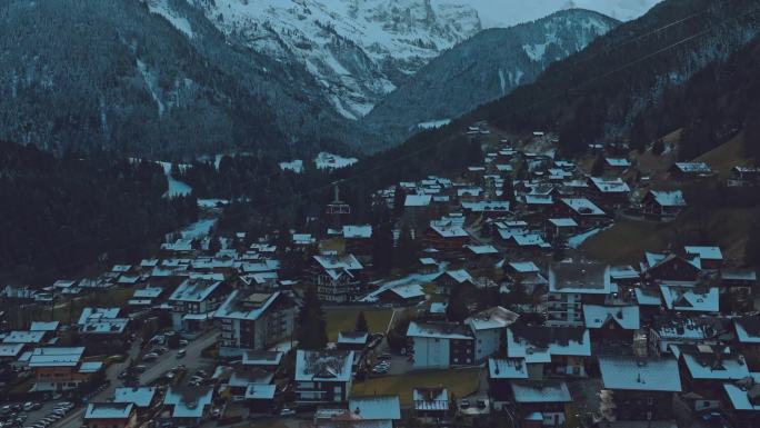 航拍瑞士雪山山谷小镇