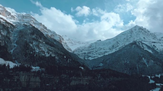 航拍瑞士雪山山谷小镇