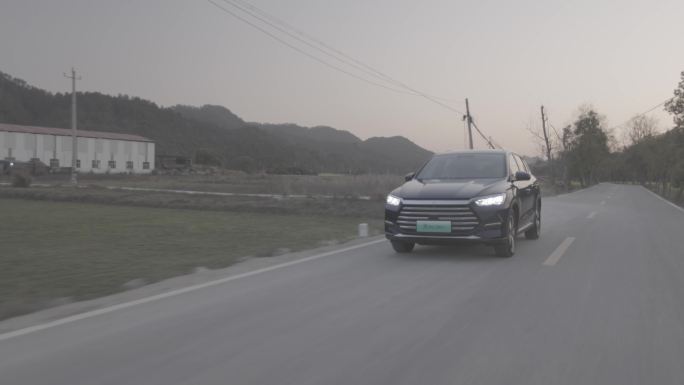 【4K50帧】比亚迪SUV电车在乡村行驶