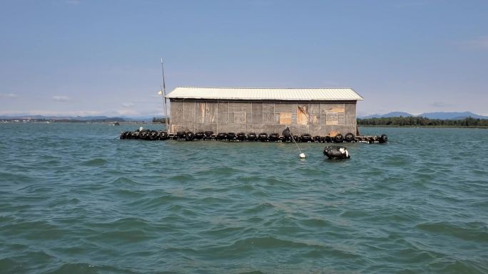 坐着小船出海，海上小屋