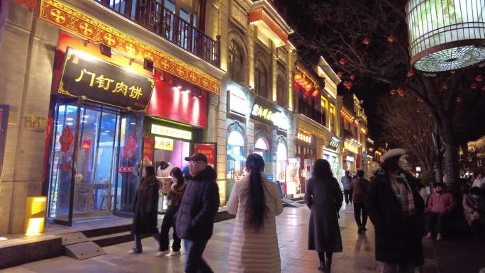 北京过年前门喜庆春节人流穿梭 游客拍照