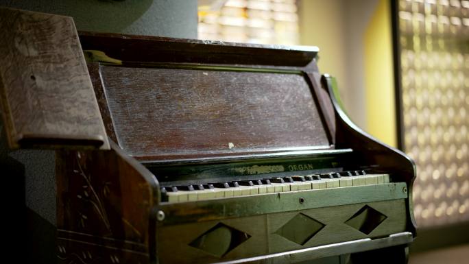 老物件-老式钢琴