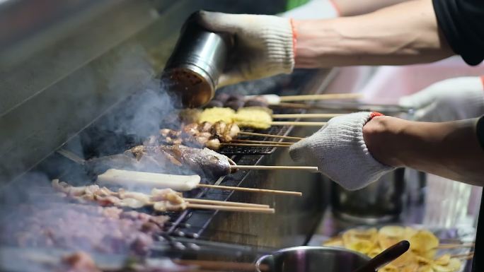 烹饪街头的烧烤烤肉串的超慢动作