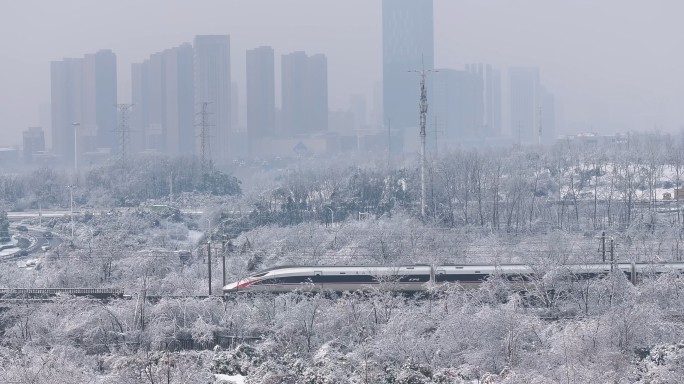 高铁冻雨雪景