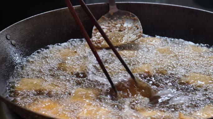 炸臭豆腐的慢动作，中国传统小吃