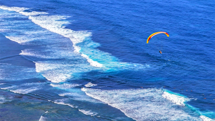 海岛阳光沙滩悬崖海岸滑翔伞航拍