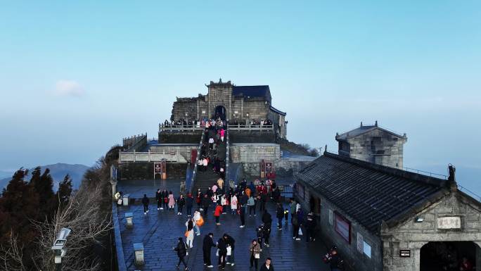 春节的早晨湖南衡山祝融峰上络绎不绝的游客