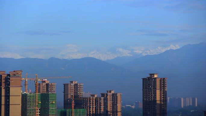 在成都遥望雪山