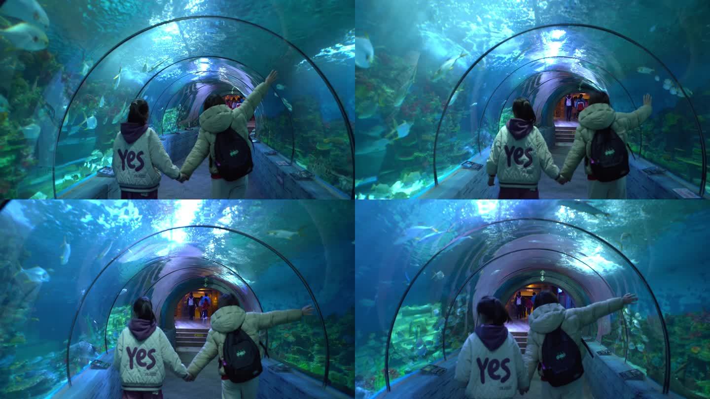 母女走过海洋馆海底世界海底隧道