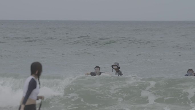 【1080p50帧】冲浪初学者在海洋练习