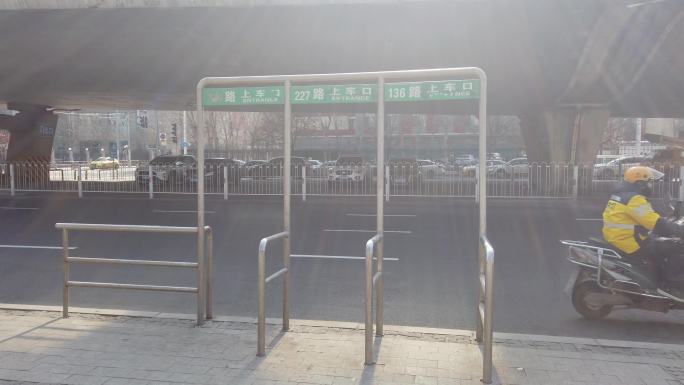 沈阳公交车站台、乘客候车护栏、公交站空镜