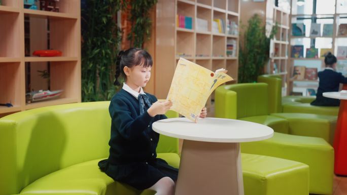 女孩阅读室图书馆儿童阅读安静学习