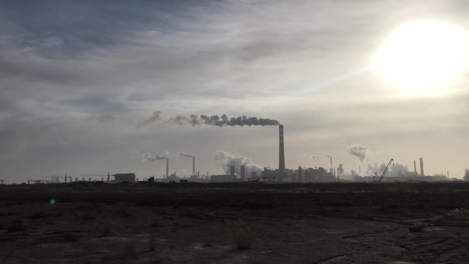 工厂烟囱污染连绵数公里