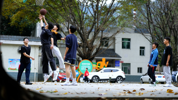 一群人在小区篮球场打篮球