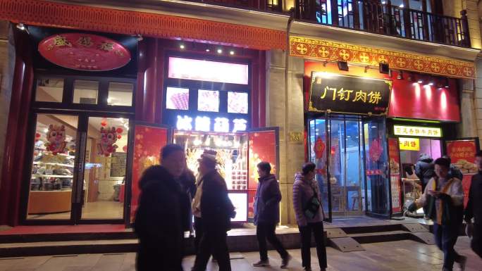 北京胡同春节年味灯光过年前门喜庆春节人流
