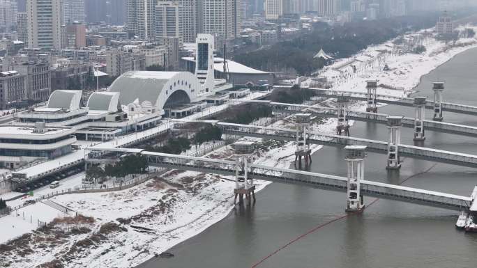 武汉航拍江汉关钟楼武汉关轮渡码头船雪景