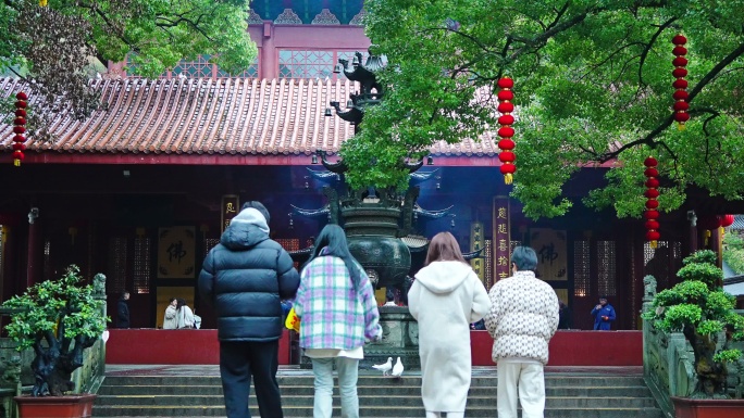 阴雨天杭州法喜讲寺的人流
