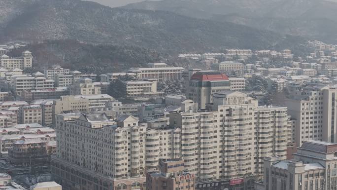 航拍威海市环翠区中心城区城市楼房街道雪景