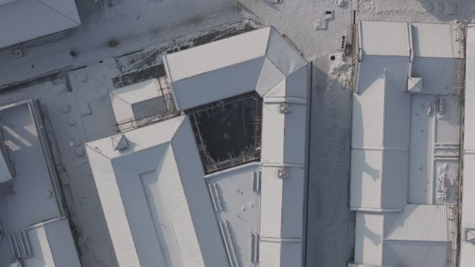航拍俯瞰威海市环翠区栖霞街改造施工雪景