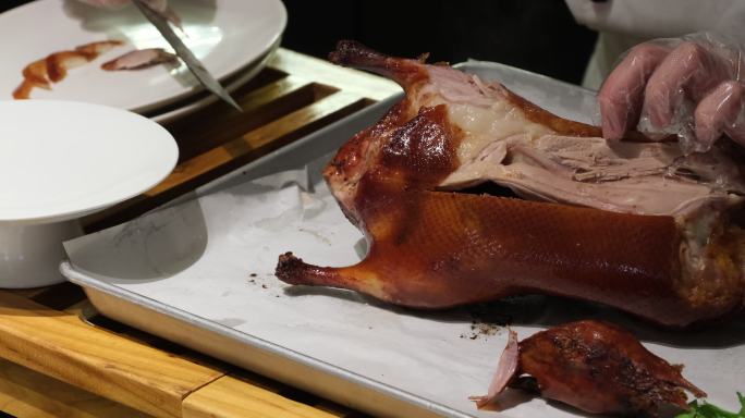 厨师切北京烤鸭的特写