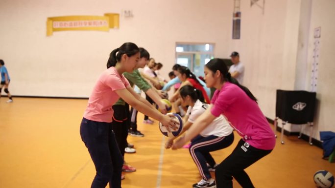 北京101中学 体育馆内学生练习打排球