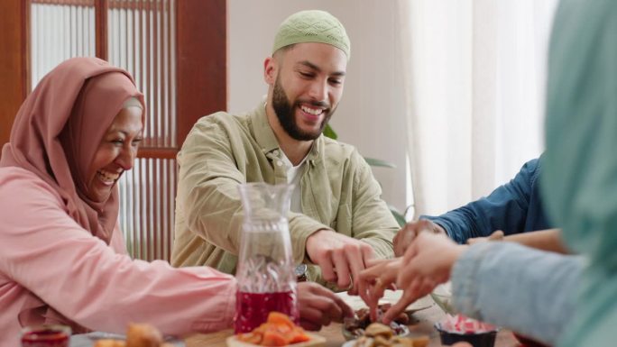 幸福的家庭，伊斯兰或斋月餐，分享食物，营养或爱与宗教在家里的桌子。穆斯林人，开斋节或开斋与清真美食一