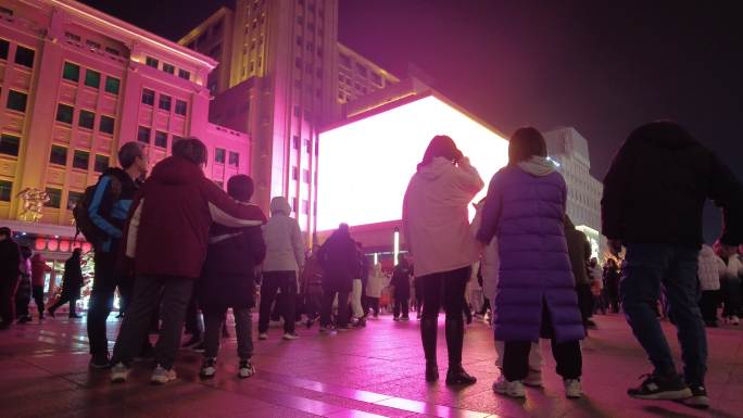 北京王府井旅游客节小吃街恋人逛街带孩子玩