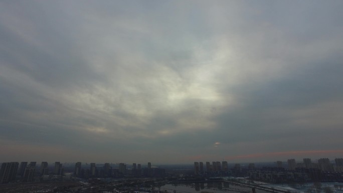 乌云密布日出阴霾透过云彩的霞光乌云满天