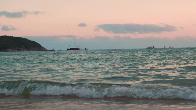 大海 岸边 夕阳 美景 海浪 船只