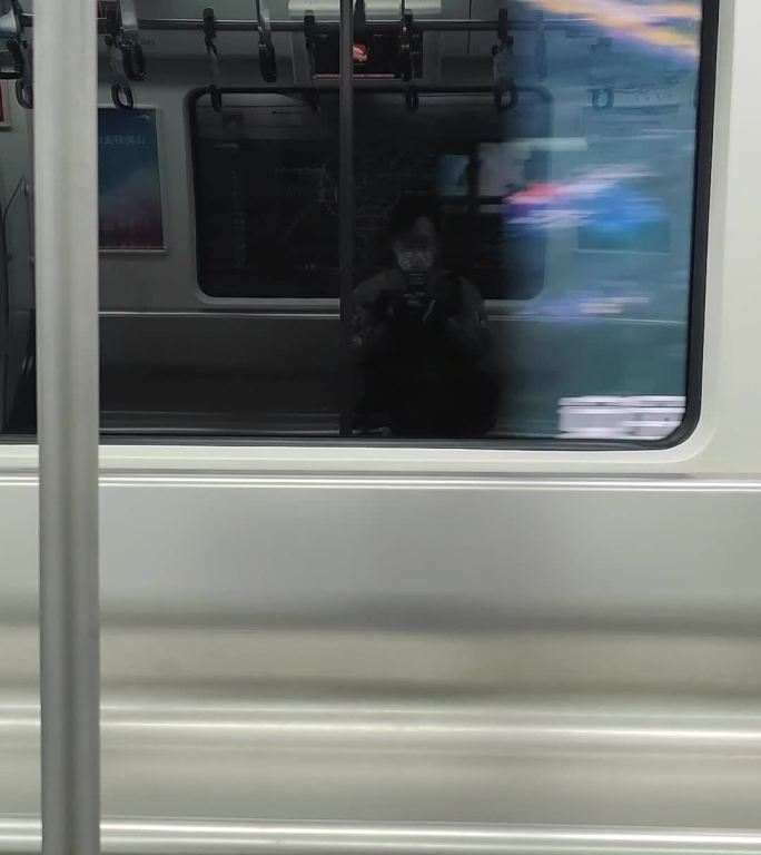 一个人孤独的坐地铁