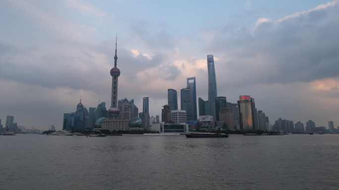 傍晚的上海浦东陆家嘴地标建筑群和黄浦江