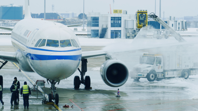 飞机除冰除雪机场地勤人员铲雪除冰除雪