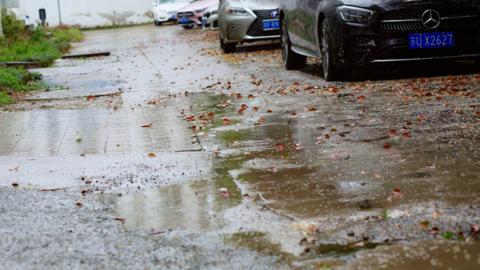 南方春雨中的水泥路公寓门口，丝丝细雨