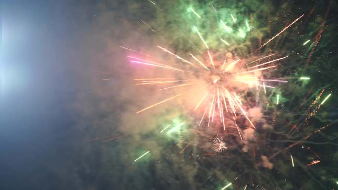 农村烟花航拍除夕烟花乡村春节夜晚烟火燃放