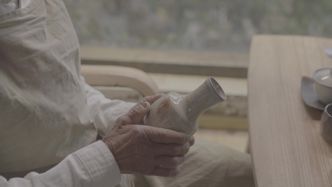 【4K50帧】美女向老人请教讨论陶瓷制作