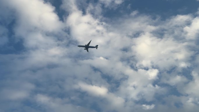 天空飞机飞过仰拍飞机