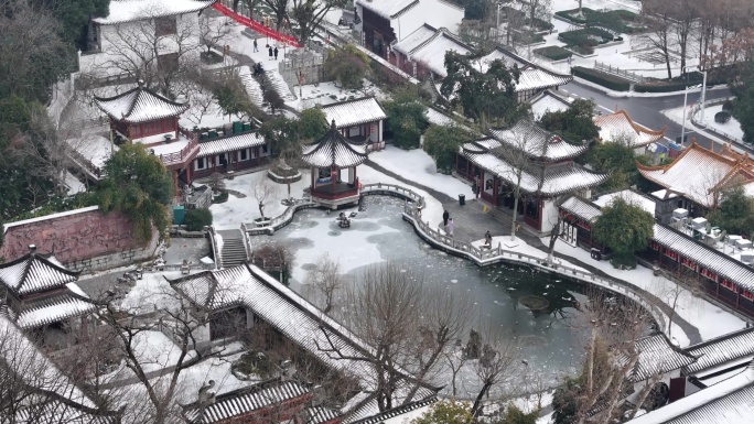 武汉航拍黄鹤楼古建筑雪景下雪红楼长江大桥