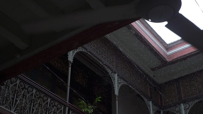 马来西亚槟城张弼士故居蓝屋文物古迹下雨天