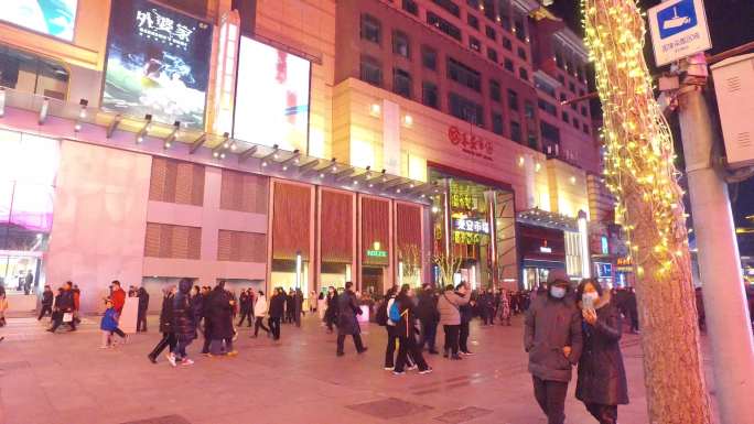 北京王府井春节氛围过年游人拍照商业广场