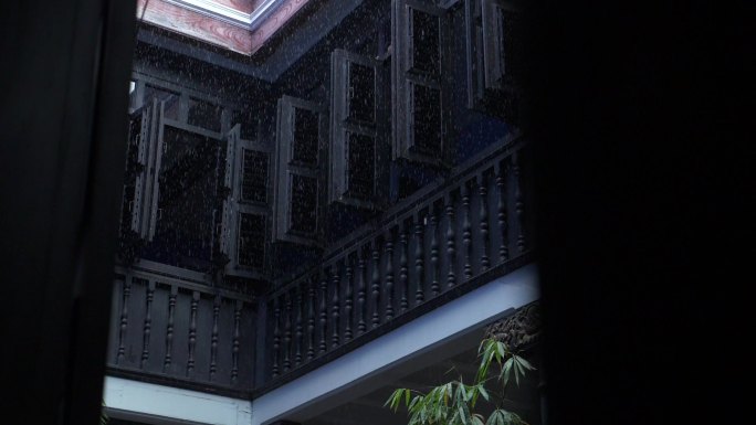 马来西亚槟城张弼士故居蓝屋百叶窗下雨雨景