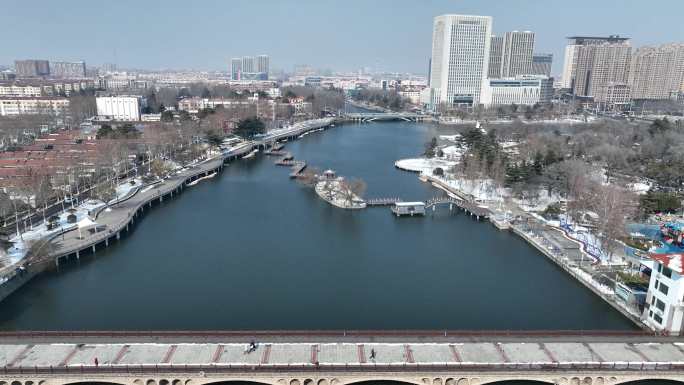 航拍青岛即墨墨河公园冬季雪景