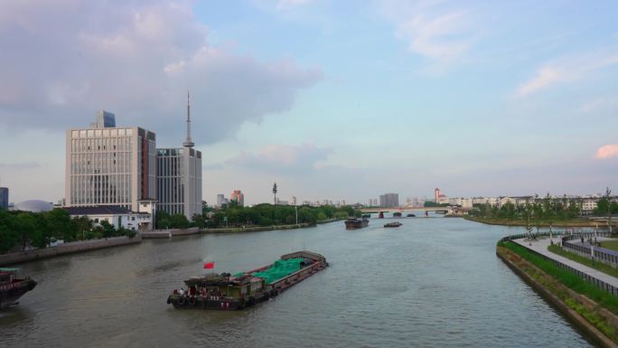 苏州京杭大运河延时摄影货船往来日转夜