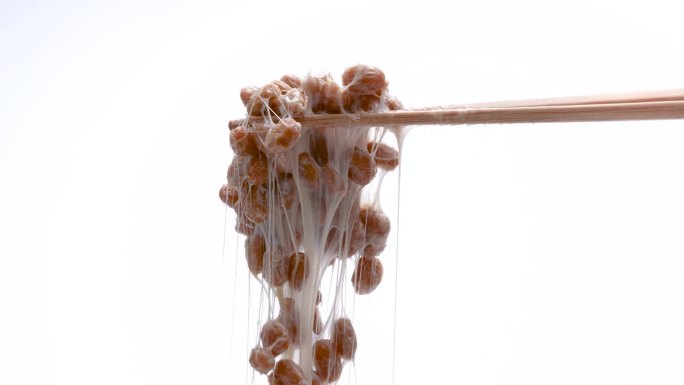 纳豆从筷子上掉下来的4K慢动作视频。
