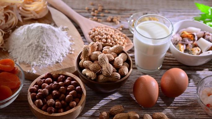 常见的食物过敏原包括鸡蛋、牛奶、大豆、坚果、鱼、海鲜、小麦粉、芥末、杏干和芹菜