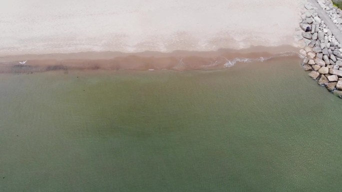 航拍左摄于英格兰多塞特郡的沙滩
