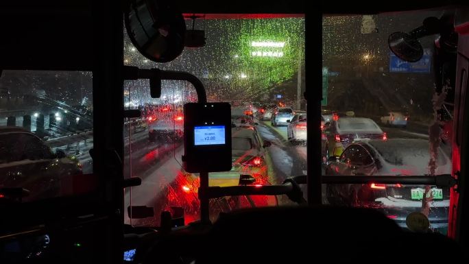 雨天的公交车内景