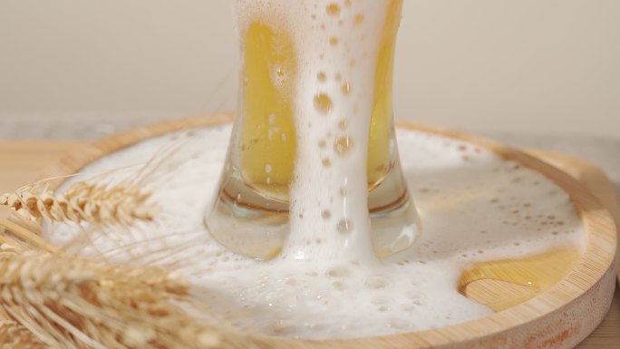 啤酒素材精酿啤酒倒啤酒饮料啤酒倒入杯中